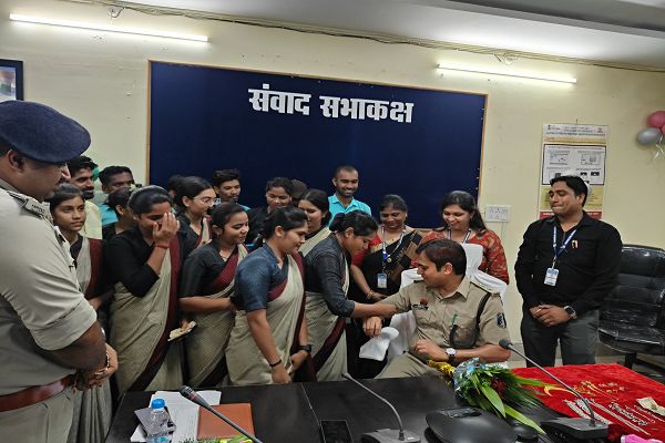  रक्षा बंधन पर विशेष पहल: सोनकर कॉलेज मुंगेली में राखी बनाओ प्रतियोगिता