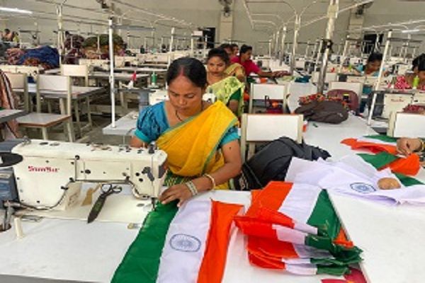 हर घर तिरंगा अभियान : बिहान की दीदियां देश सेवा में जुटीं, डेढ़ लाख तिरंगा बनाने का मिला ऑर्डर