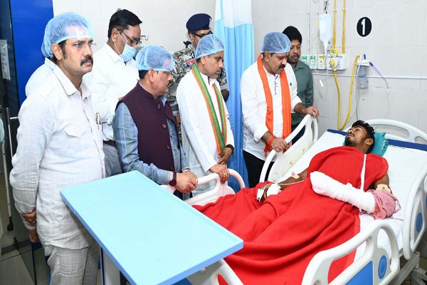 उपमुख्यमंत्री श्री विजय शर्मा ने मेडिकल कॉलेज हॉस्पिटल पहुंच आईडी ब्लास्ट में घायल ग्रामीण और भालू के हमले में घायल जवान से भेंटकर पूछा स्वास्थ्य का हाल