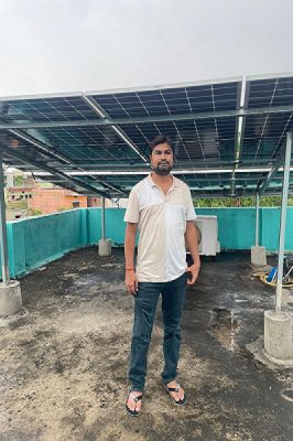  दुबे जी के घर की छत लगा पर सौर ऊर्जा से चलने वाला पावर प्लांट