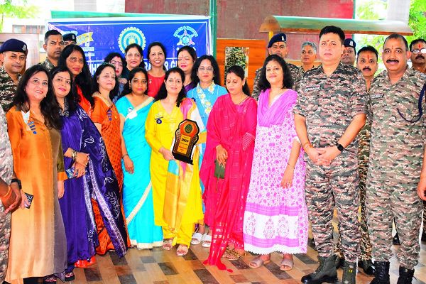  इनर व्हील क्लब रायपुर ग्रेटर ने सीआरपीएफ जवानों के साथ मनाया रक्षाबंधन पर्व