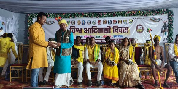 विश्व आदिवासी दिवस पर निकली विशाल रैली