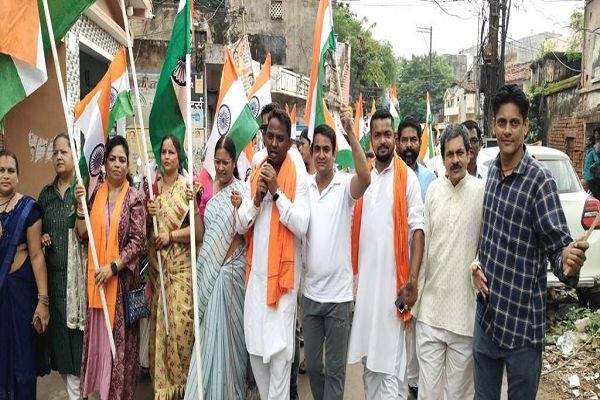 तात्यापारा वार्ड में तिरंगा यात्रा, बच्चों और नागरिकों ने जगाया देशभक्ति का जज़्बा