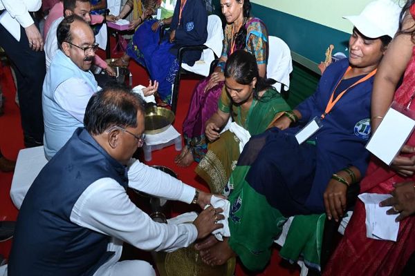 सीएम साय ने स्वच्छता दीदियों के पखारे पांव