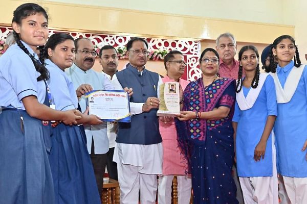 शहीद विनोद सिंह कौशिक मेधावी छात्र अभिनंदन समारोह में शामिल हुए मुख्यमंत्री, मेधावी छात्रों का बढ़ाया उत्साह