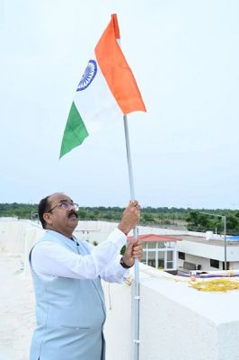 उप मुख्यमंत्री श्री अरुण साव ने 'हर घर तिरंगा' अभियान के तहत अपने निवास पर लगाया तिरंगा