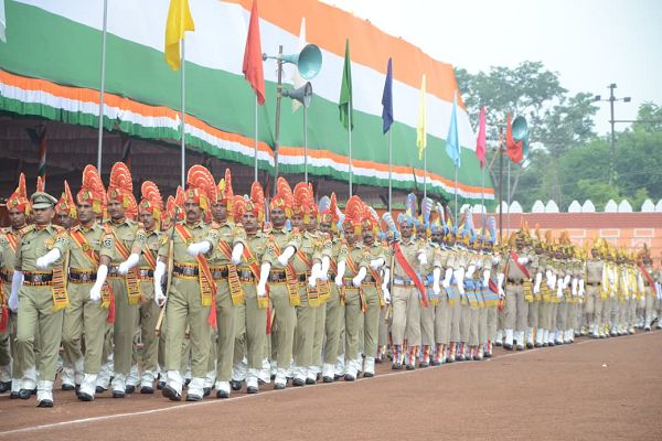 मुख्यमंत्री के सुरक्षा अधिकारी ने मुख्य अतिथि के रूप में किया ध्वजारोहण, सलामी भी ली