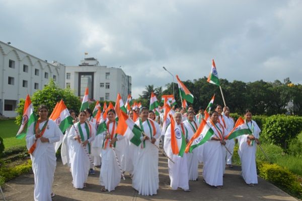 ब्रह्माकुमारी संस्थान के साधकों ने निकाली तिरंगा यात्रा