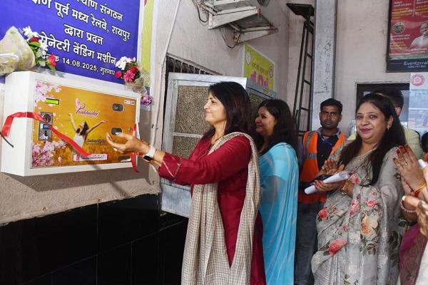रायपुर रेलवे स्टेशन में महिलाओं के लिए सेनेटरी नैपकिन वेंडिंग मशीन का शुभारंभ