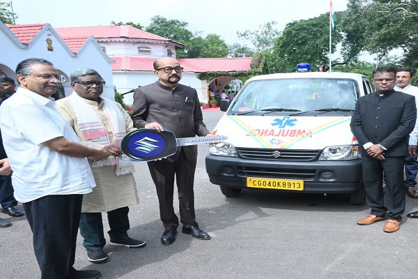 राज्यपाल श्री डेका ने वनवासी विकास समिति को सौंपी एम्बुलेंस की चाबी