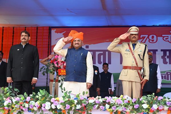 सांसद श्री संतोष पाण्डेय ने कवर्धा के मुख्य समारोह में ध्वजारोहण किया और जनता को मुख्यमंत्री का संदेश दिया