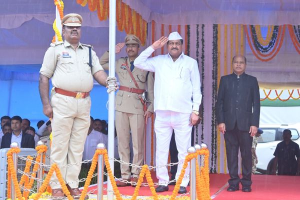  स्वतंत्रता दिवस पर मंत्री श्री दयालदास बघेल ने ध्वजारोहण कर परेड की सलामी ली