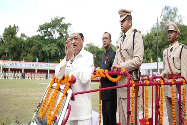 उद्योग मंत्री श्री लखनलाल देवांगन ने ध्वजारोहण कर परेड की सलामी ली