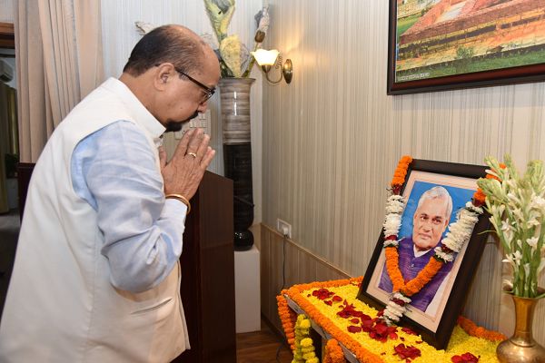  राज्यपाल श्री डेका ने पूर्व प्रधानमंत्री श्री बाजपेयी की पुण्यतिथि पर दी श्रद्धांजलि