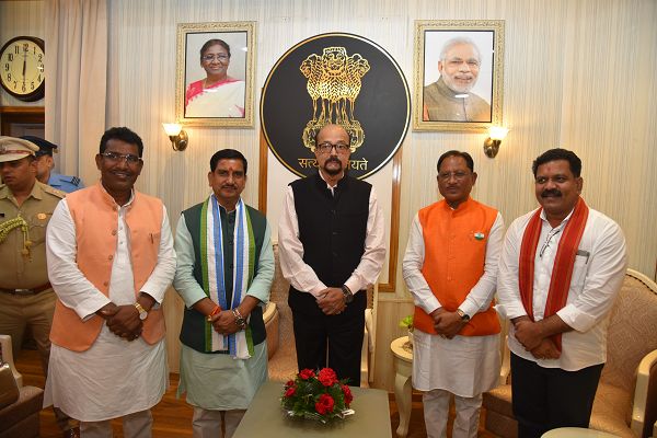  तोखन साहू ने राज्यपाल रमेन डेका और मुख्यमंत्री विष्णु देव साय से की सौजन्य भेंट