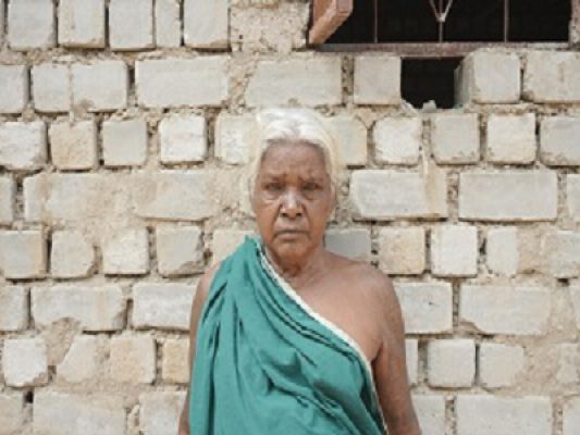 बाल पकते ही पक्के आवास का सपना छोड़ चुकी थी छेरकीन बाई