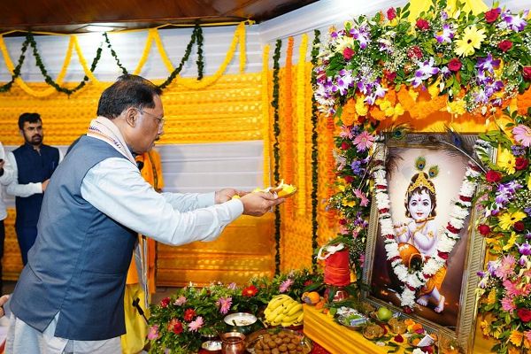 नन्हें बालगोपालों की अठखेलियों से गुलजार हुआ मुख्यमंत्री निवास