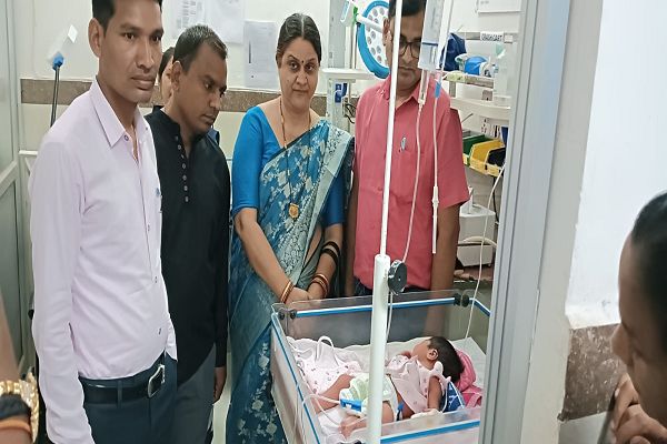  माँ मुझे पैदा कर क्यो छोड़ दी, नम आंखों से नवजात शिशु पूछ रही एक सवाल अपने निर्मोही माँ से