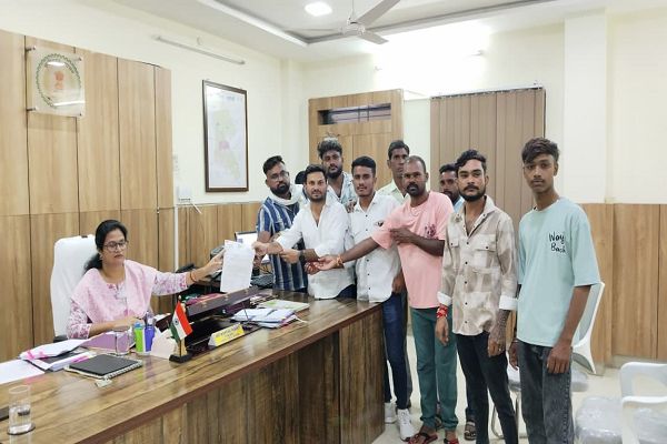  ऋण पुस्तिका व पंजीयन की समस्या को लेकर युवा कांग्रेस ने कलेक्टर को ज्ञापन सौंपा। 