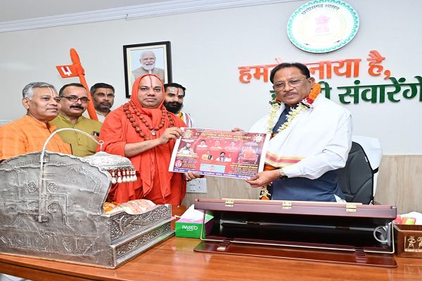 मुख्यमंत्री श्री साय से स्वामी श्री श्री वल्लभाचार्य जी महाराज ने की सौजन्य भेंट