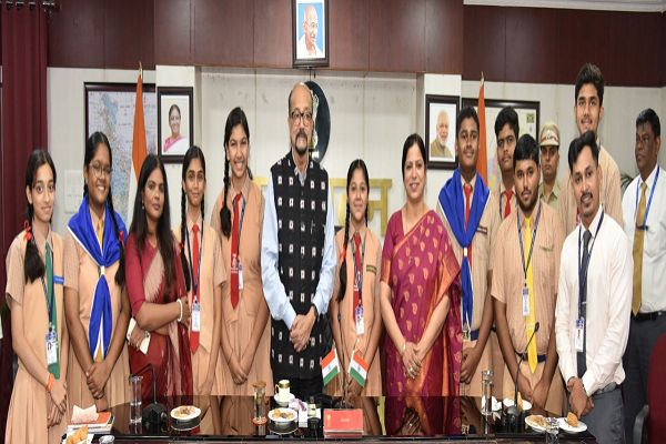  राज्यपाल से मिले हाई स्कूल के विद्यार्थी