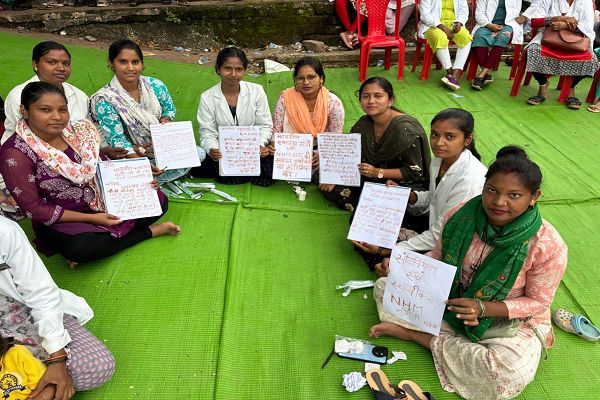  एन एच एम के कर्मचारियों द्वारा मुख्यमंत्री को खून से पत्र लिखा गया