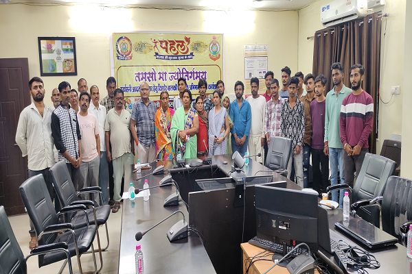  अवैध रूप से सुखे नशे  ब्राउन शुगर, चरस, गांजा का सेवन करने वाले युवाओं को परिजनों के समक्ष नशा से होने वाले दुष्प्रभाव के बारे मे किया गया जागरूक