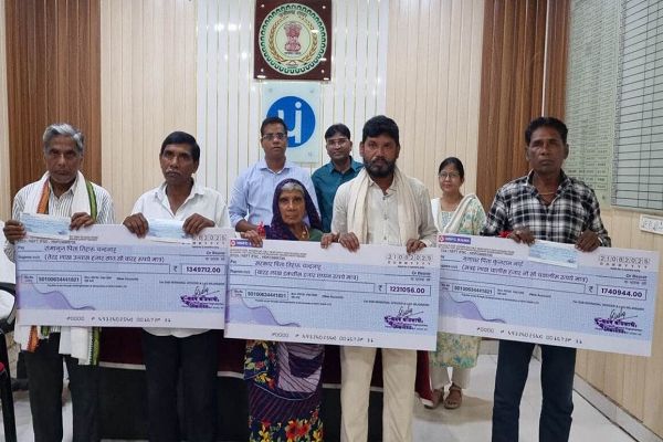 मलूहा के पांच किसानों को मिला 25 वर्षों से लंबित 88 लाख रूपए का मुआवजा