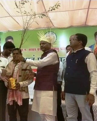  वनभूमि कब्ज़ाधारी किसान ने कब्जा छोड़कर पेश की अनूठी मिशाल