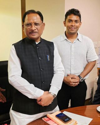 बस्तर के होनहार अविनाश तिवारी से टोक्यो में मिले मुख्यमंत्री श्री विष्णुदेव साय 