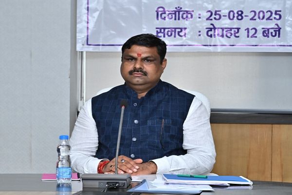  शिक्षा विभाग के अधिकारी शिक्षण कार्य को सर्वोच्च प्राथमिकता दें : मंत्री श्री गजेन्द्र यादव