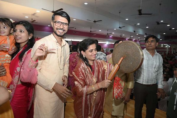 कोचर परिवार ने कांसे की थाली बजाकर सकल श्रीसंघ को दी बधाई