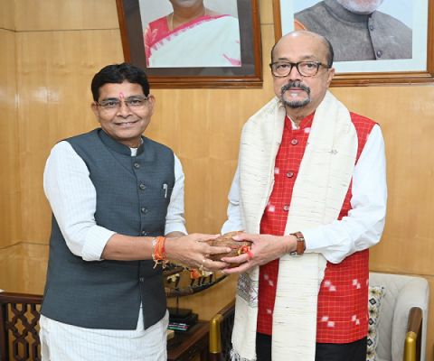 राज्यपाल श्री डेका से राजस्व मंत्री श्री वर्मा ने  की सौजन्य भेंट