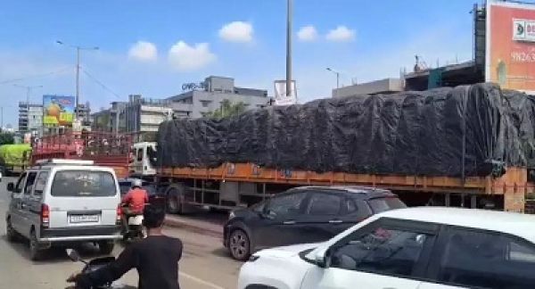 तेलीबांधा चौक में बड़ा हादसा, ट्रेलर में घुसी बाइक