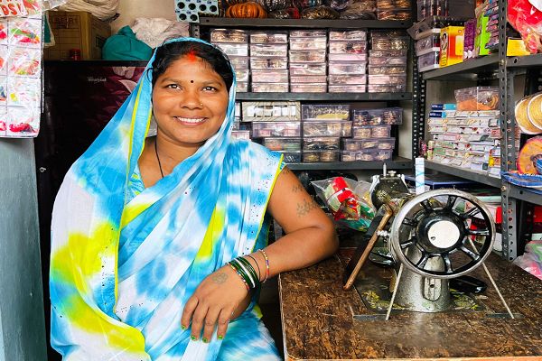 महतारी वंदन योजना से सरोज बनी आत्मनिर्भर, इस वर्ष तीज का पर्व बना खास