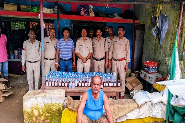 मध्यप्रदेश से शराब मंगाकर छत्तीसगढ़ में खपाने वाला शराब तस्कर रमेश यादव गिरफ्तार।