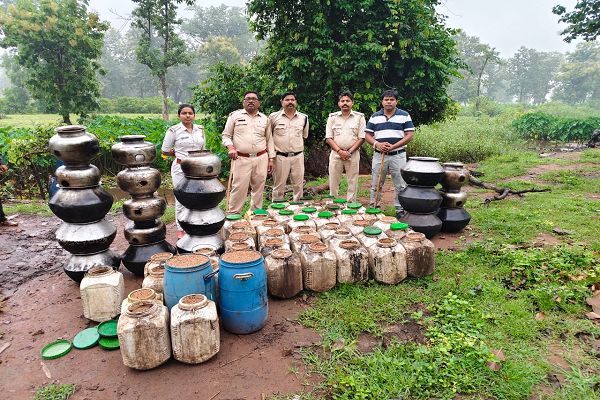 जिले के सरोधा जंगल में महुआ शराब बनाने वाले ठिकानों पर आबकारी विभाग की दबिश