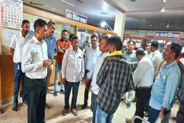 सहकारिता आयुक्त श्री कुलदीप शर्मा ने जिला सहकारी केंद्रीय बैंक जगदलपुर का किया औचक निरीक्षण