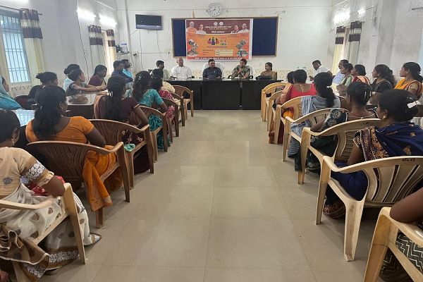 &lsquo;दीदी के गोठ&rsquo; रेडियो कार्यक्रम से महिलाओं को मिलेगी आत्मनिर्भरता की राह