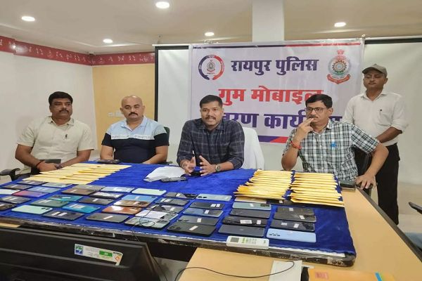 रायपुर पुलिस की बड़ी सफलता: 20 लाख के 100 मोबाइल फोन बरामद कर स्वामियों को लौटाए