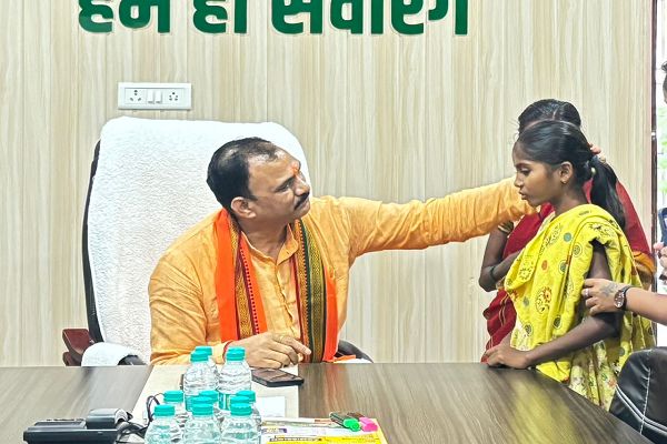 'पापा, मैं ठीक हो जाऊंगी ना?' &ndash; दिल की बीमारी से जूझ रही मासूम शांभवी गुरला का सवाल