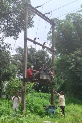 मुख्यमंत्री कैंप कार्यालय की पहल पर ग्राम बोड़ालता में बदला गया ट्रांसफार्मर