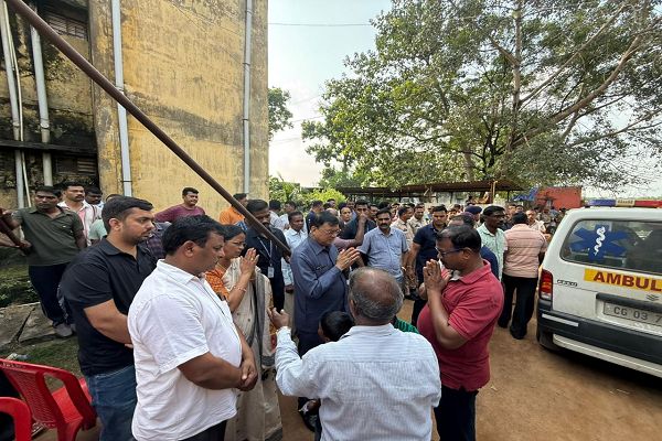  कैबिनेट मंत्री श्री देवांगन पुलिस लाइन कॉलोनी पहुंच कर दी श्रद्धांजलि, शोक संतृप्त परिवार जनों से मुलाकात कर बांटा दुख