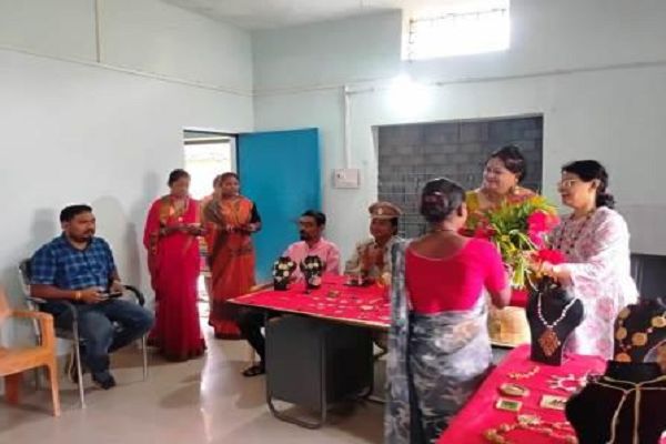 स्थानीय रूप से उपलब्ध बांस और सवई घांस से बनेंगे आकर्षक उत्पाद, महिलाओं को दिया जा रहा प्रशिक्षण