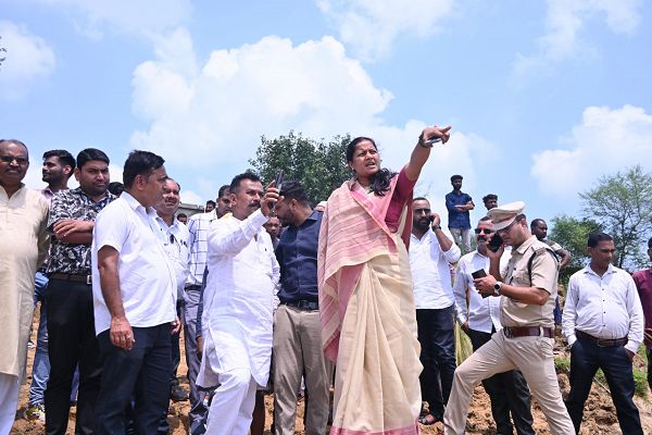 मंत्री श्रीमती लक्ष्मी राजवाड़े ने गोबरी नाला पर अस्थायी रपटा निर्माण कार्य का किया निरीक्षण