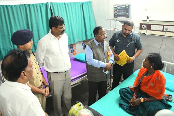 रायपुर : लुत्ती डैम टूटने से प्रभावित ग्रामीणों का हाल चाल जानने जिला अस्पताल पहुंचे कृषि मंत्री श्री नेताम