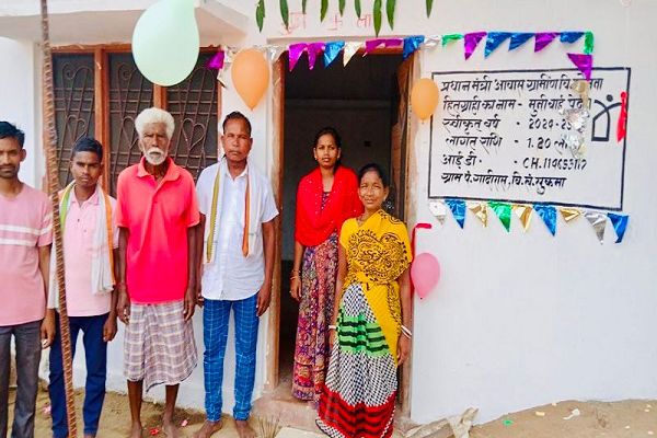  प्रधानमंत्री आवास योजना : कच्चे मकान से मिला छुटकारा, अब पक्के मकान में हो रहा गुजारा