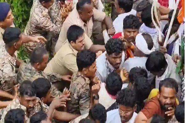 वन मंत्री कश्यप के खिलाफ कांग्रेस का प्रदर्शन, फरसागुड़ा कार्यालय में तोड़फोड़