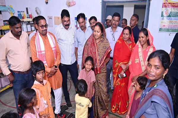 रायपुर : महिला एवं बाल विकास मंत्री श्रीमती लक्ष्मी राजवाड़े ने धरसेड़ी आंगनबाड़ी केंद्र का औचक निरीक्षण किया
