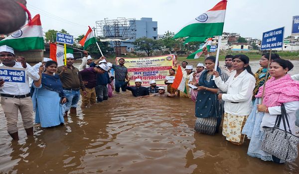 एनएचएम संविदा कर्मचारियों ने किया पुलघाट आगर नदी पर किया जल सत्याग्रह